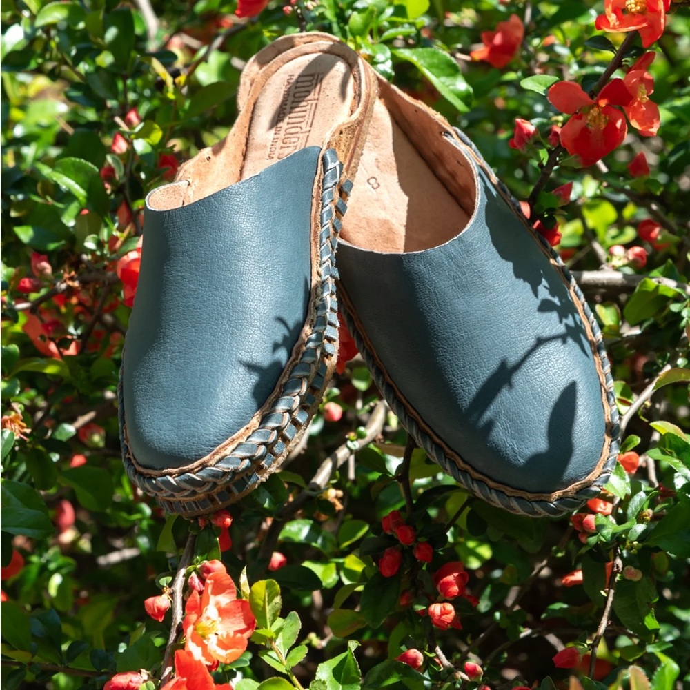 NWOT Mohinders Heritage Solid  Slide in Turquoise Size 11